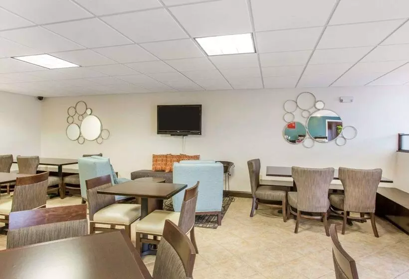 Отель Comfort Suites