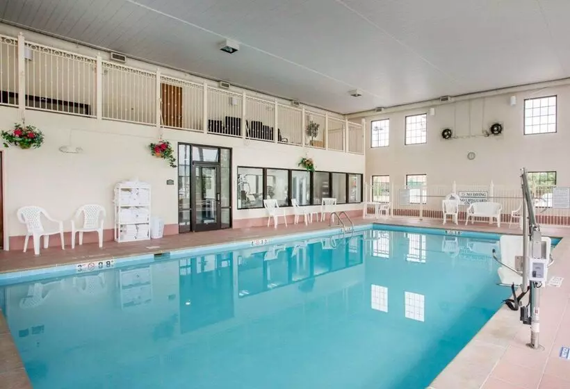 Отель Comfort Suites