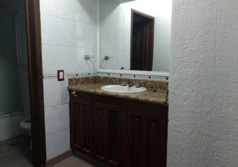 בית מלון כפרי Don Quijote Plaza  Guadalajara Centro Historico