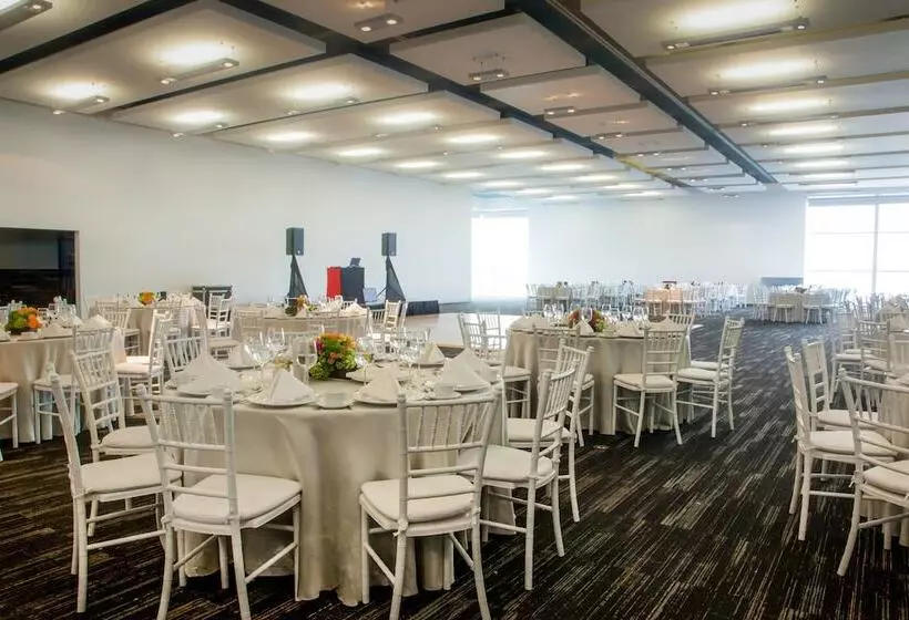 Отель Fiesta Inn Monterrey Tecnologico