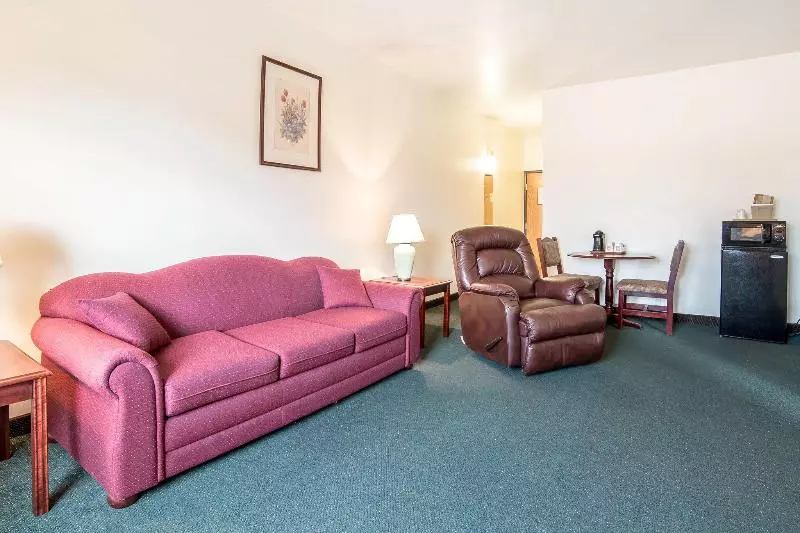 Отель Helena Inn Airport