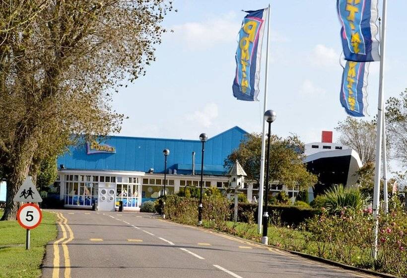 בית מלון כפרי Pakefield Holiday Village   Adults Only