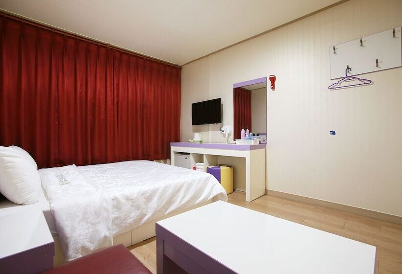 מוטל Paju Phillips