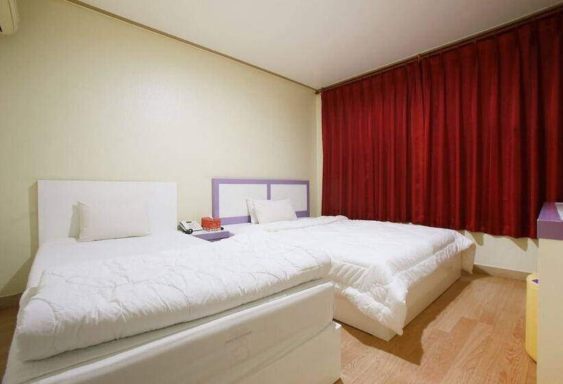 מוטל Paju Phillips