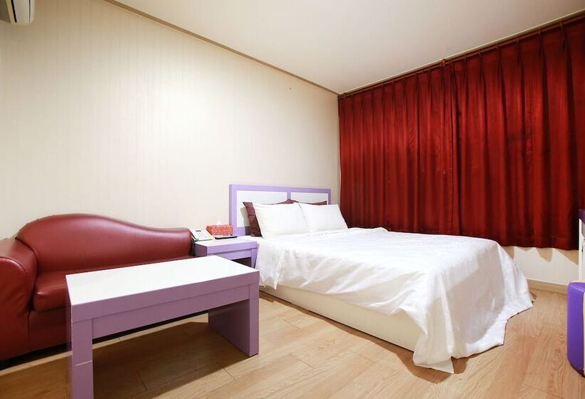 מוטל Paju Phillips