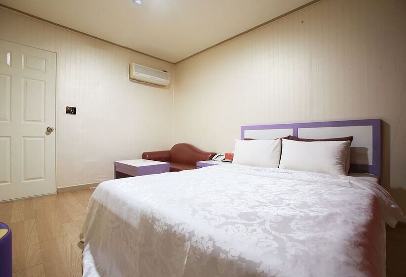 מוטל Paju Phillips