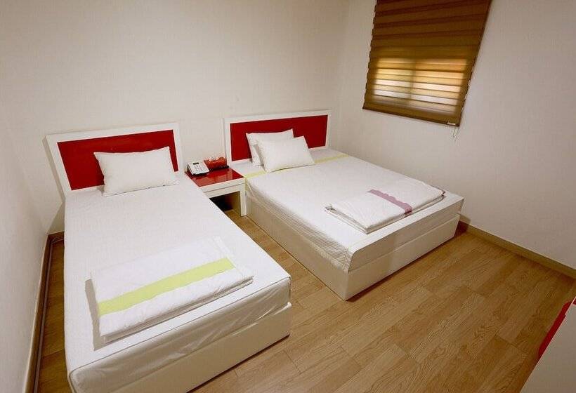 מוטל Paju Phillips