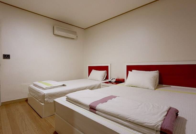 מוטל Paju Phillips