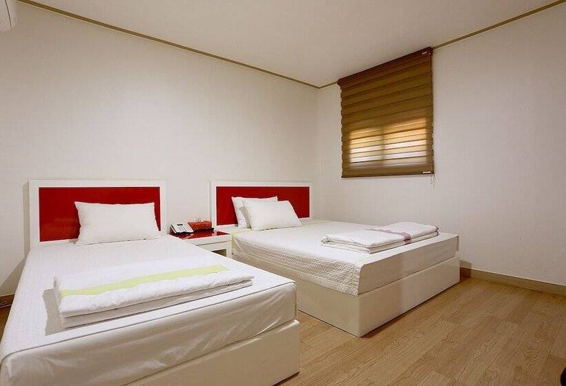 מוטל Paju Phillips