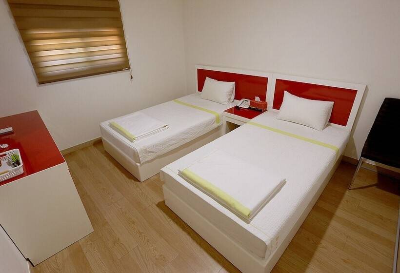 מוטל Paju Phillips