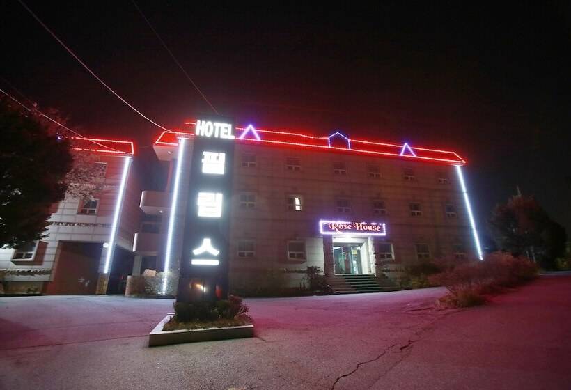 מוטל Paju Phillips