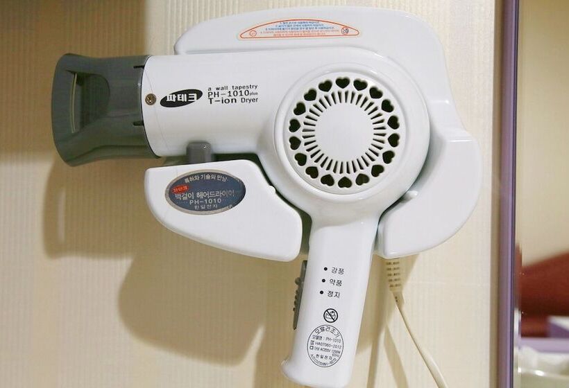 מוטל Paju Phillips