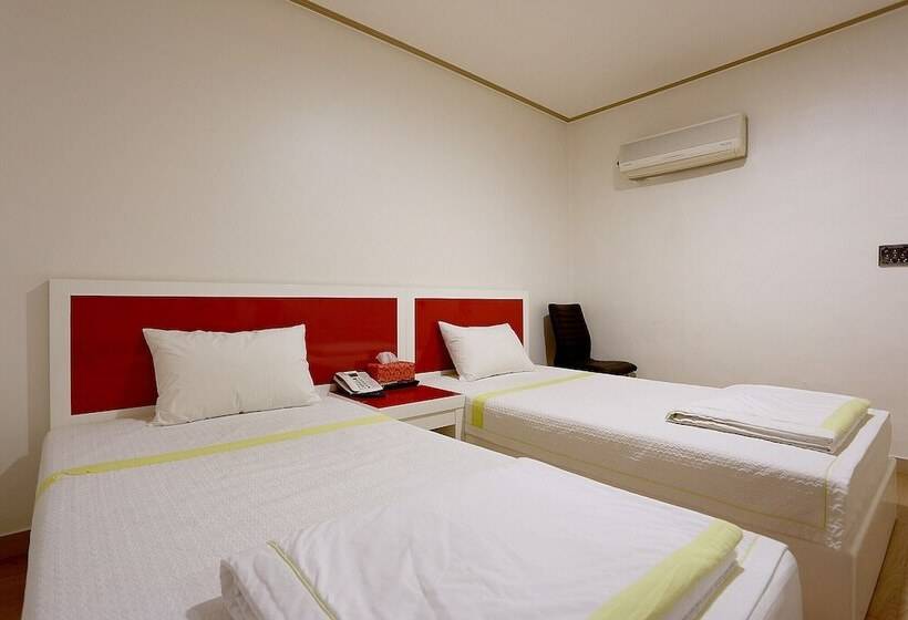 מוטל Paju Phillips