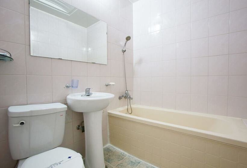 מוטל Paju Phillips