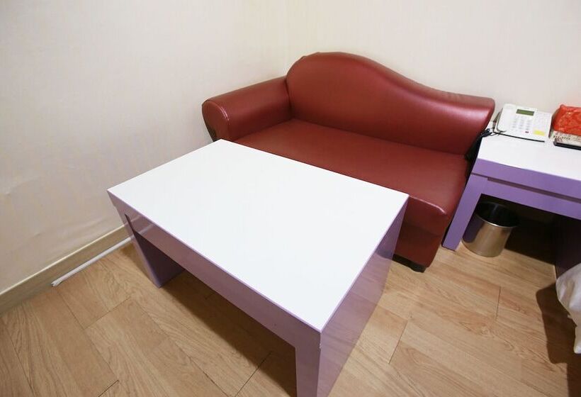 מוטל Paju Phillips