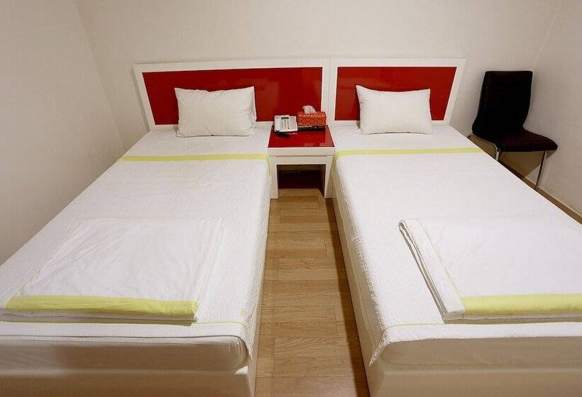 מוטל Paju Phillips