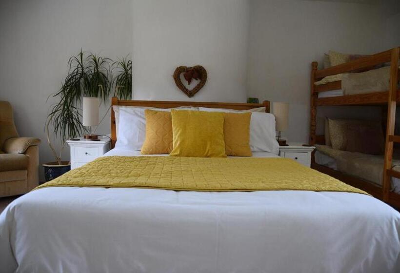 فندق Sweetbriar Cottage Bed & Breakfast And Camping