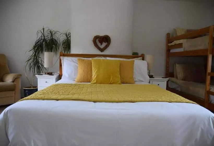ホテル Sweetbriar Cottage Bed & Breakfast And Camping