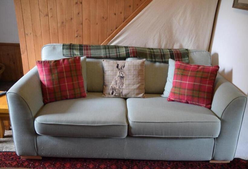 فندق Sweetbriar Cottage Bed & Breakfast And Camping