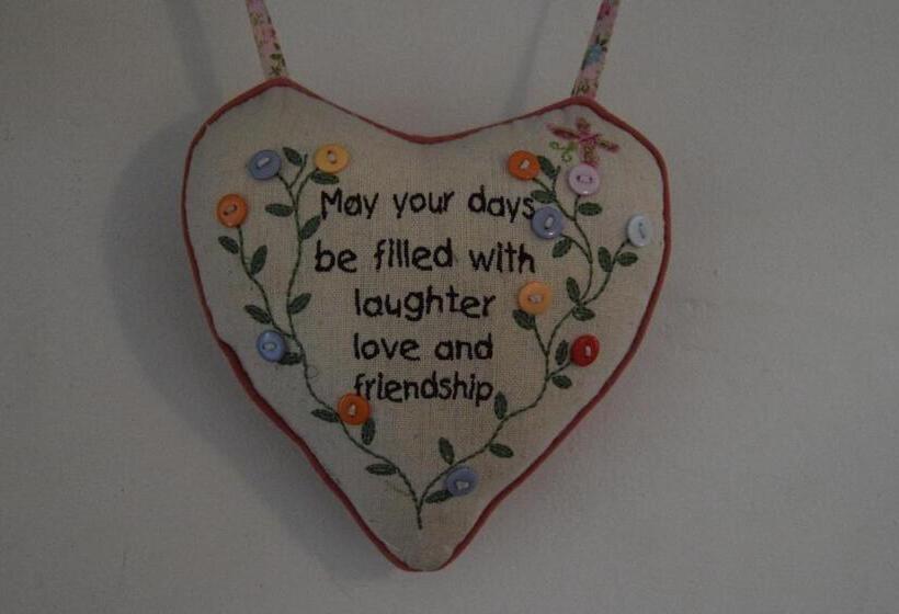 فندق Sweetbriar Cottage Bed & Breakfast And Camping