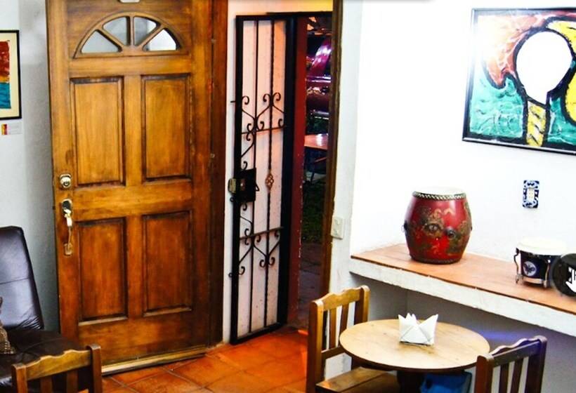 בית מלון כפרי La Casa Del Jardín Hostel