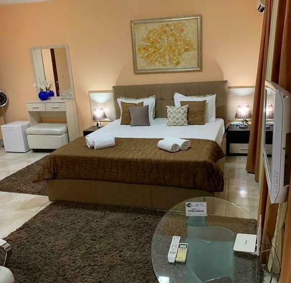 پانسیون Venis House