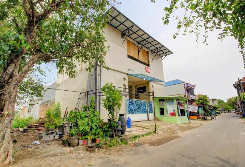 Отель Oyo 90725 Zeevanna Guest House Syariah