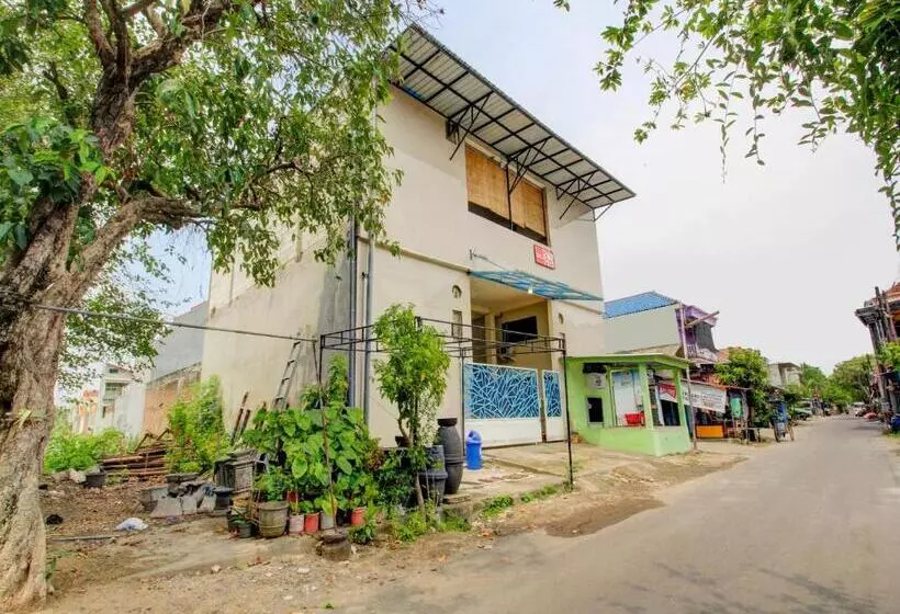 ホテル Oyo 90725 Zeevanna Guest House Syariah