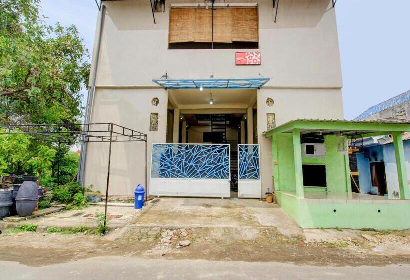 Отель Oyo 90725 Zeevanna Guest House Syariah