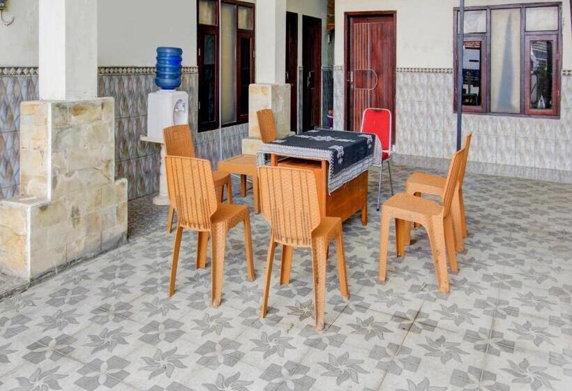 Отель Oyo 90725 Zeevanna Guest House Syariah