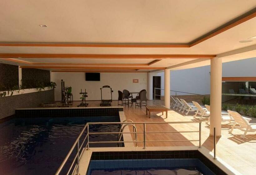 ホテル Cajuina Avenida