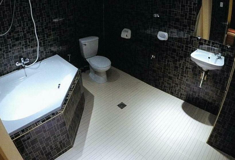 Reddoorz Plus @ Taj Hotel Tuguegarao