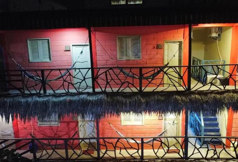 호스텔 Arrecife Montañita Hostal