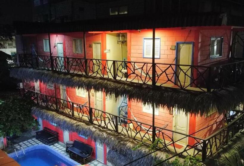 호스텔 Arrecife Montañita Hostal