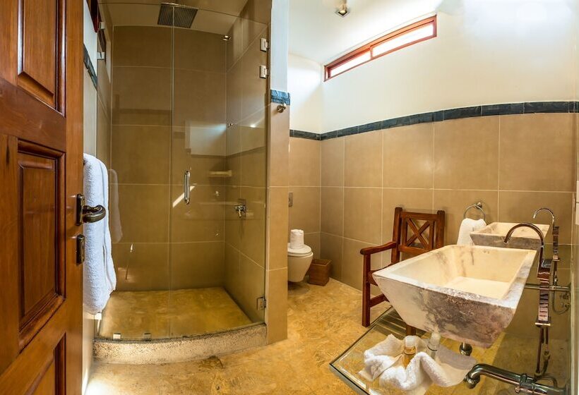 Estrada Hotel & Bistro