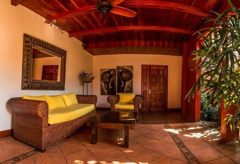 Estrada Hotel & Bistro