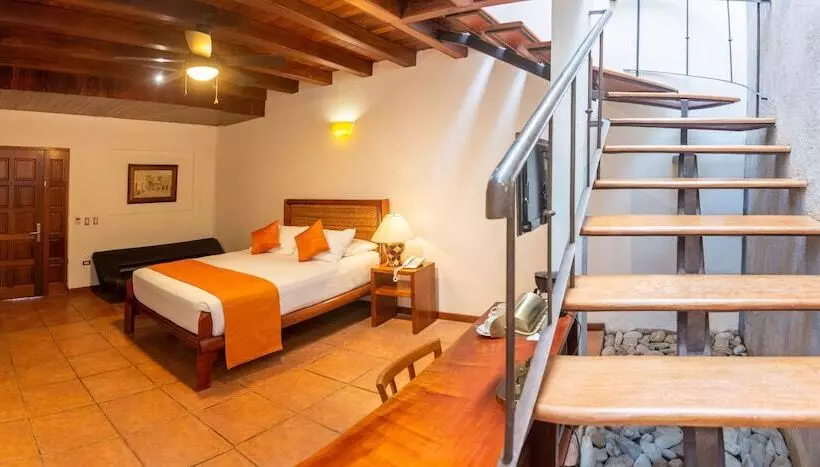 Estrada Hotel & Bistro