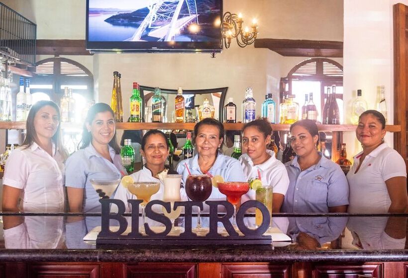 Estrada Hotel & Bistro