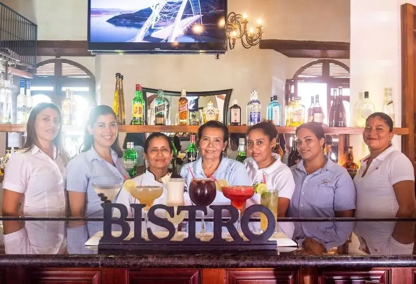 Estrada Hotel & Bistro