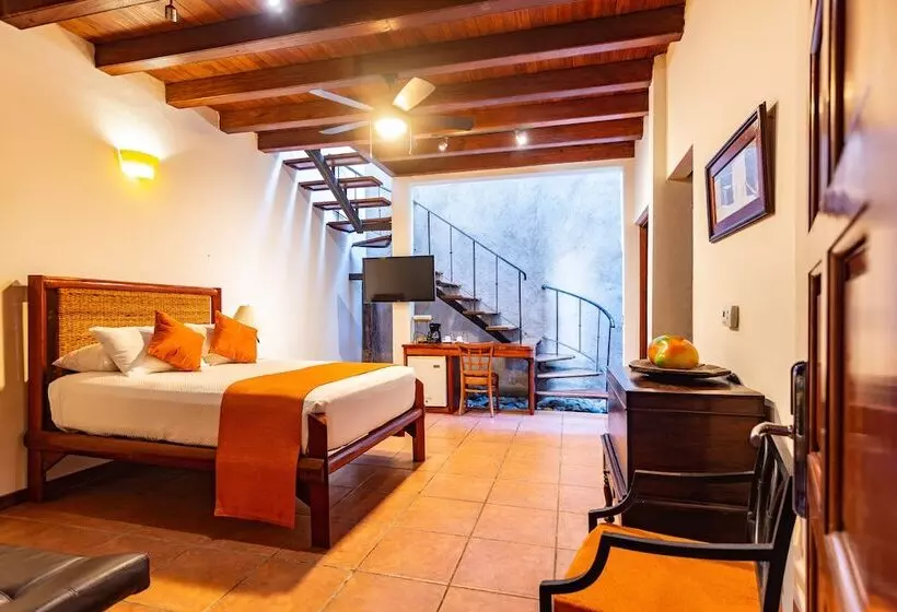 Estrada Hotel & Bistro