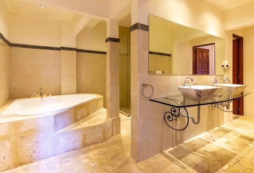 Estrada Hotel & Bistro