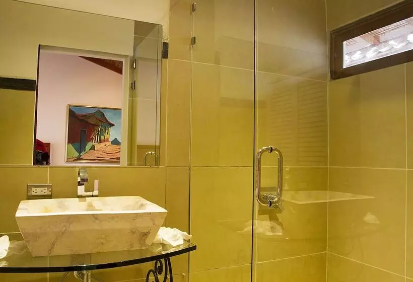 Estrada Hotel & Bistro