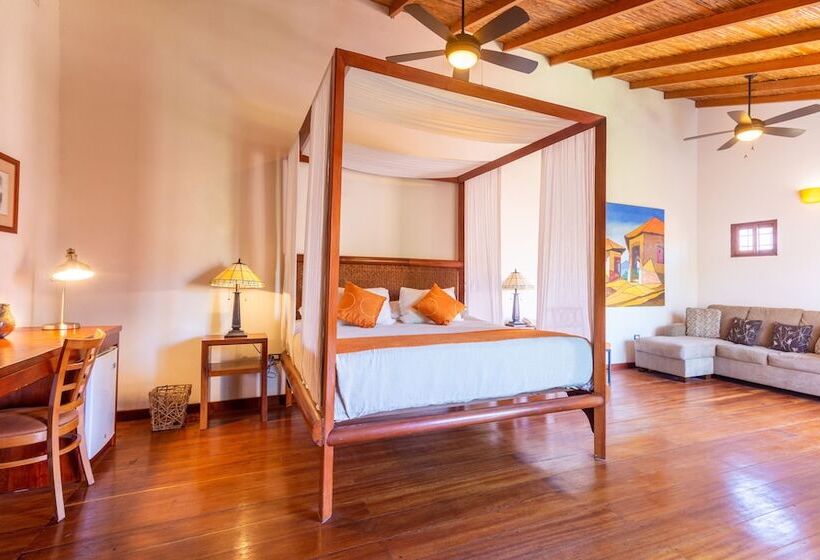 Estrada Hotel & Bistro