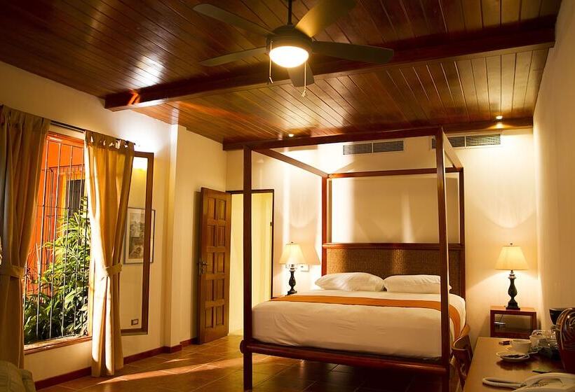 Estrada Hotel & Bistro