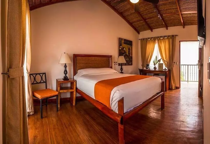 Estrada Hotel & Bistro