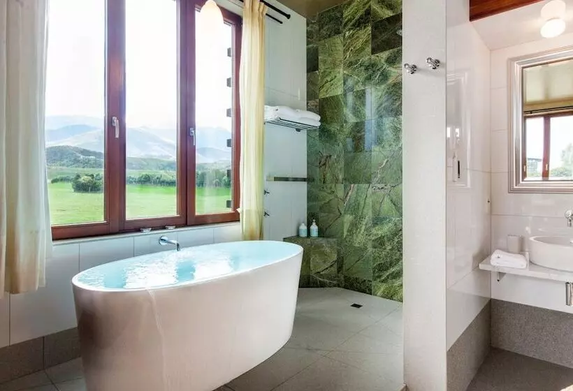 Hapuku Lodge & Tree Houses