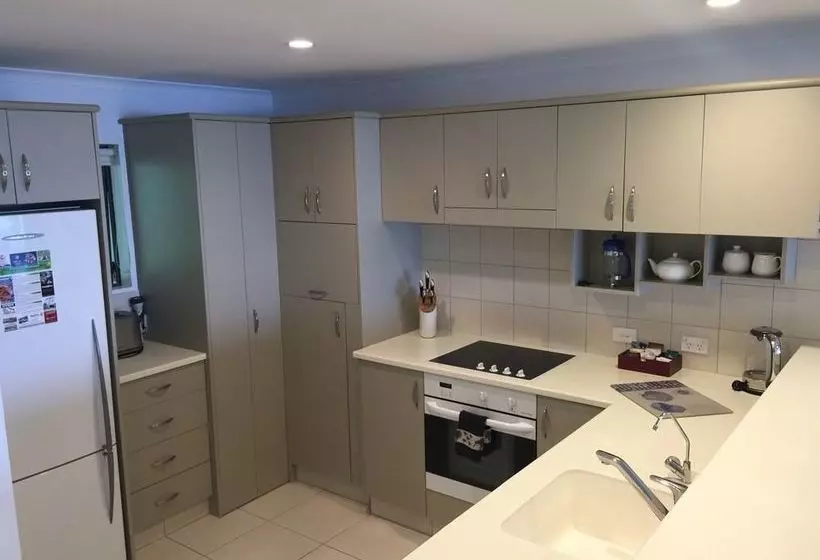 酒店 Beachpoint Apartments