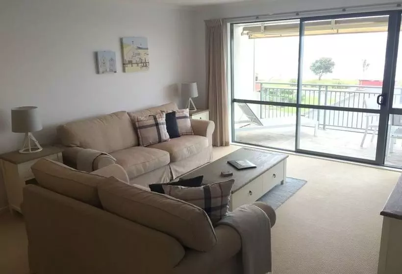 酒店 Beachpoint Apartments