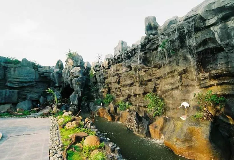 Camela Hotel & Resort