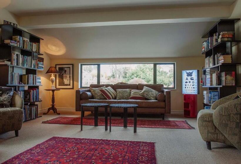 בית מלון כפרי Lake Tekapo Lodge